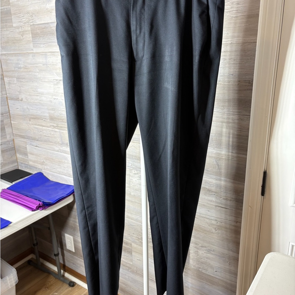 Haggar Men's Charcoal Dress Pants 36x32. 1022